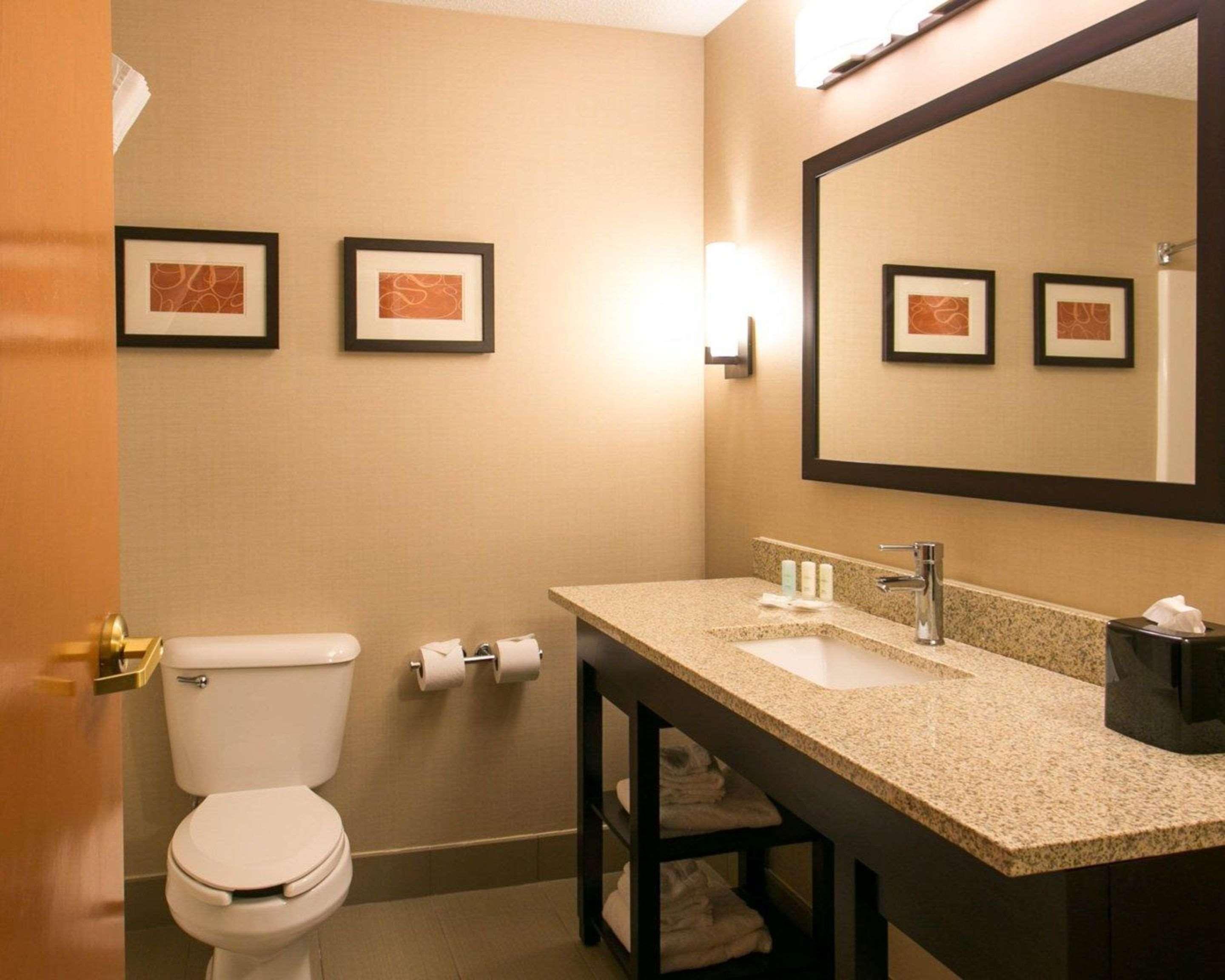 คอมฟอร์ต สวีท เบนตัน ฮาร์เบอร์ เซนต์ โจเซฟ Hotel เบนตันฮาร์เบอร์ ภายนอก รูปภาพ